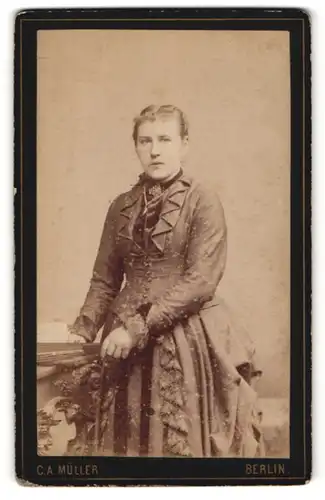 Fotografie C. A. Müller, Berlin, Portrait junge Frau in zeitgenöss. Kleidung