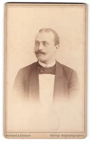 Fotografie Reichard & Lindner, Berlin, Portrait Mann in Abendgarderobe