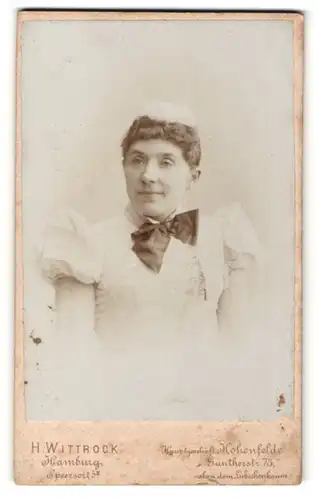 Fotografie H. Wittrock, Hohenfelde, Portrait Frau in zeitgenöss. Kleidung