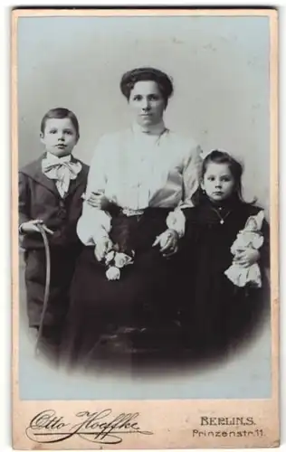 Fotografie Otto Hoeffke, Berlin-S, Portrait Mutter mit zwei Kindern