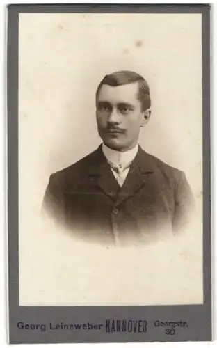 Fotografie Georg Leineweber, Hannover, Portrait junger Herr mit Oberlippenbart