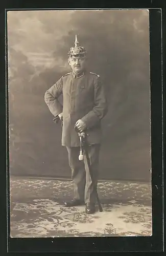 Foto-AK Soldat in Uniform mit Pickelhaube und Degen