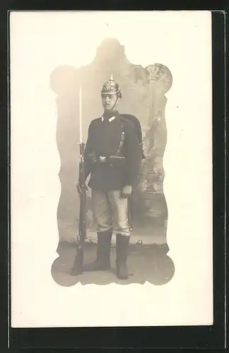Foto-AK Soldat in Uniform mit Pickelhaube, Gewehr mit Bajonett bei Fuss
