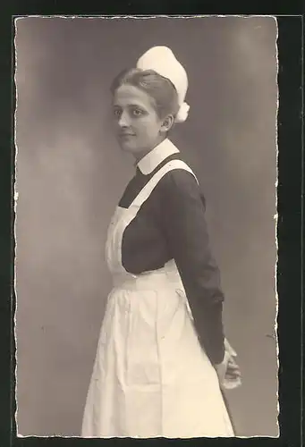 Foto-AK Rot-Kreuz-Schwester in Dienstkleidung