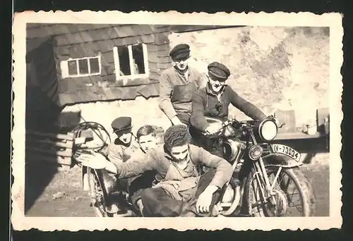Fotografie Motorrad DKW, Burschen mit Krad & Seitenwagen, Kennzeichen IV-73334