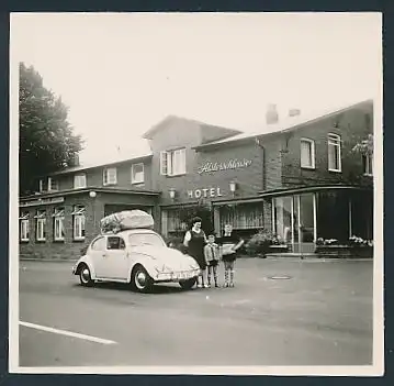 Fotografie Auto VW Käfer, Volkswagen PKW mit Dachgepäckträger vor dem Hotel zur Alsterschleuse