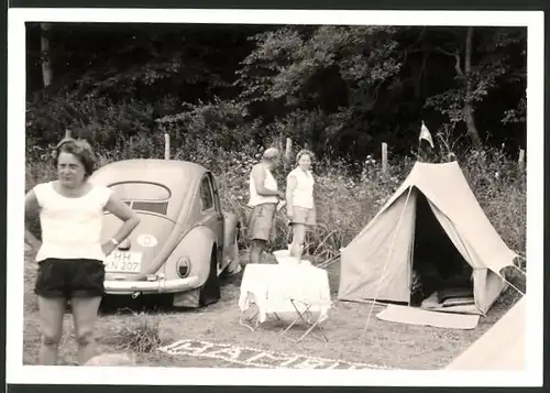 Fotografie Auto VW Käfer, Volkswagen PKW neben Zelt beim Camping