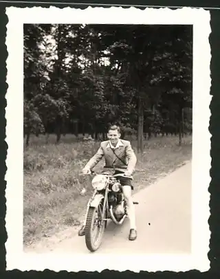 Fotografie Motorrad Victoria, Bursche auf Krad sitzend