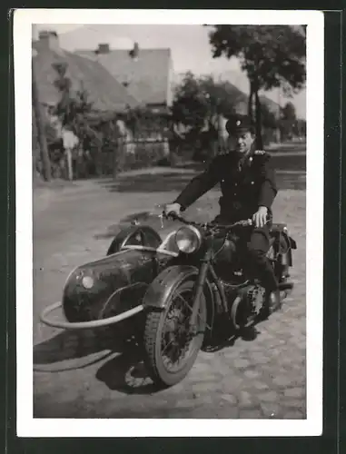 Fotografie KVP Kasernierte Volkspolizei, Soldat in Uniform auf Motorrad mit Seitenwagen