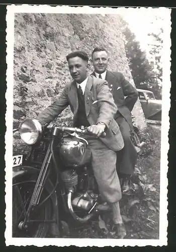 Fotografie Motorrad DKW, junge Männer auf Krad sitzend