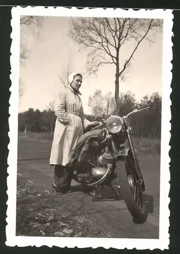 Fotografie Motorrad DKW IFA RT 125, Hausfrau neben Krad stehend