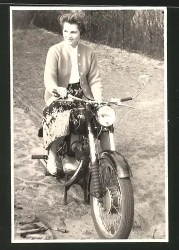 Fotografie Motorrad IFA RT 125, Hausfrau auf Motorrad sitzend