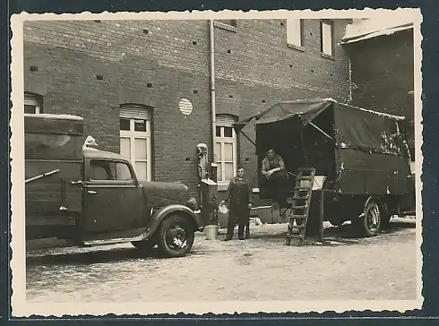 Fotografie Lastwagen, LKW's und Zapfsäule auf einem Betriebshof