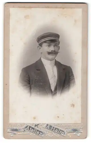 Fotografie A. Halm, Zerbst, Portrait Burschenschaftler mit Corpsmütze