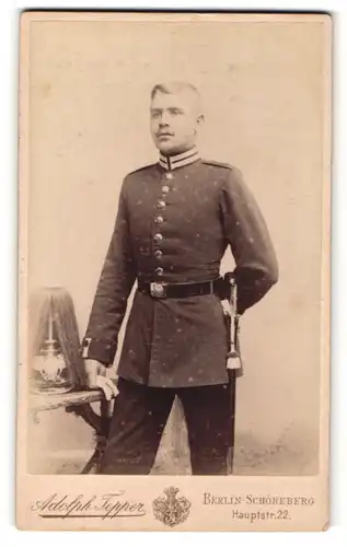 Fotografie Adolph Tepper, Berlin-Schöneberg, Portrait junger Soldat mit Garde-Pickelhaube