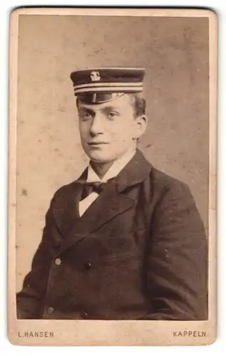 Fotografie L. Hansen, Kappeln, Portrait Student mit Korpsmütze