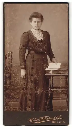 Fotografie H. Zernsdorf, Belzig, Portrait junge bürgerliche Dame