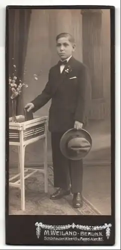 Fotografie M. Weiland, Berlin-N, Portrait Bub in feierlichem Anzug mit Hut