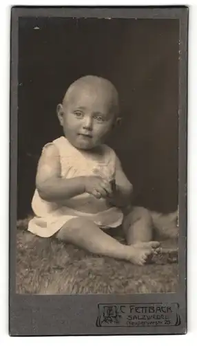 Fotografie C. Fettback, Salzwedel, Portrait Säugling in Leibchen