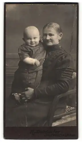 Fotografie R. Steinbacher, Salzwedel, Portrait Greisin mit Säugling