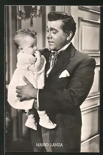 AK Opernsänger Mario Lanza mit einem kleinen Mädchen auf dem Arm
