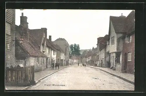 AK West Wycombe, Blick in eine Strasse der Ortschaft