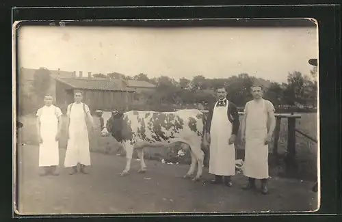 Foto-AK Fleischer mit Schlachtvieh