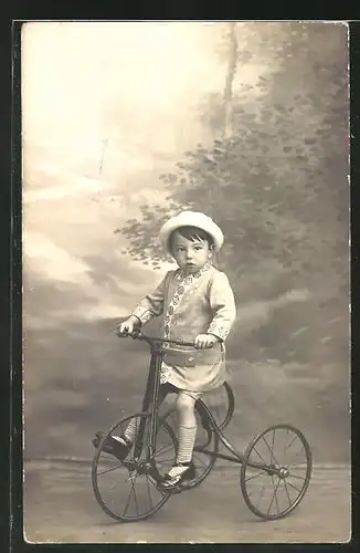 AK Kleiner Junge mit Hut auf seinem Dreirad