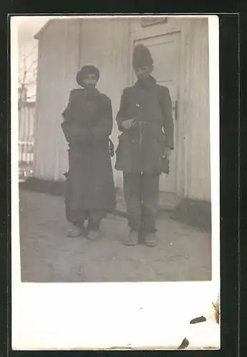 Foto-AK zwei in Lumpen gekleidete Kriegsgefangene