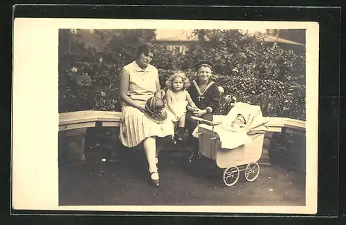 Foto-AK Frau mit ihren Kindern und einem Puppen-Kinderwagen