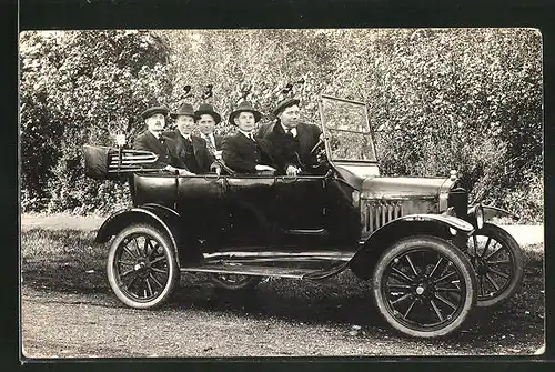 Foto-AK Herren bei einer Landpartie im Ford Automobil