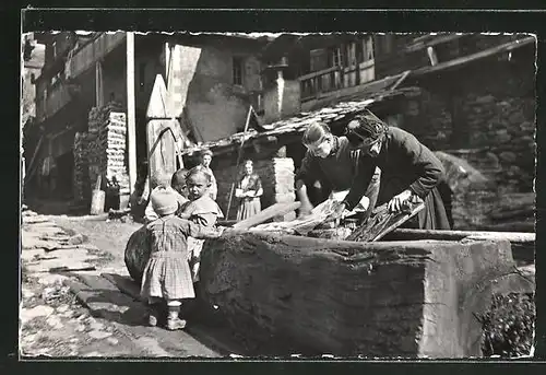 AK Kippel, Waschfrauen am Dorfbrunnen mit Kindern