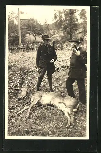 AK Jagd, zwei Jäger an einem erlegten Hirsch stehend