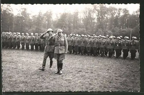 Fotografie NVA, Offizier und Soldaten in Uniform mit Stahlhelm