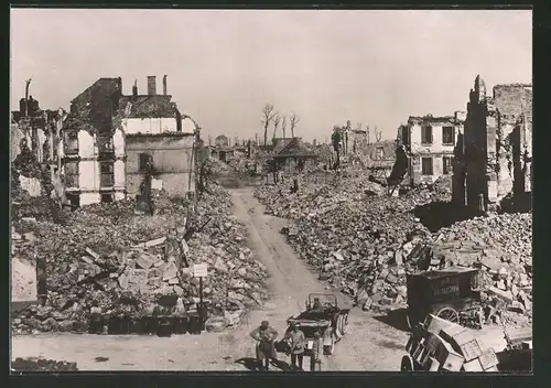 Fotografie Ansicht Longwy, Deutsche Soldaten in der zerstörten Stadt, 1.WK