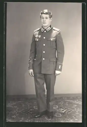 Fotografie NVA, Soldat in Uniform mit Orden