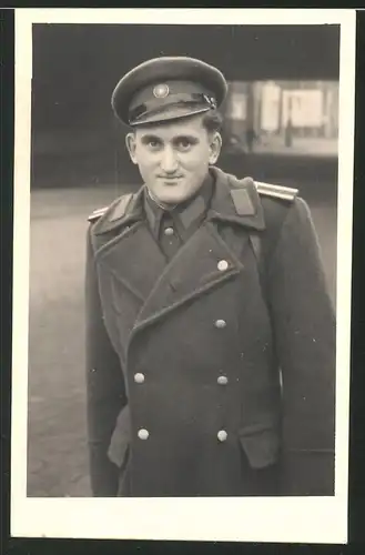 Fotografie NVA, Soldat der DDR in Uniform