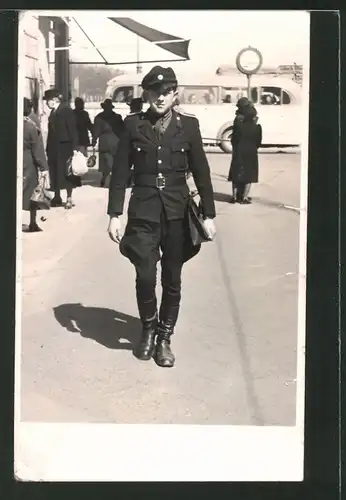 Fotografie KVP Kasernierte Volkspolizei, DDR-Soldat in Uniform