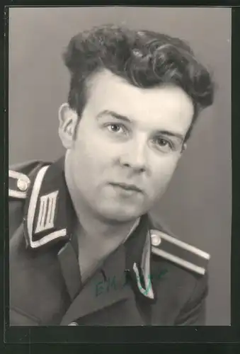 Fotografie NVA, Portrait Soldat der DDR in Uniform