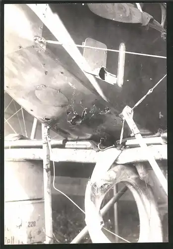 Fotografie 1.WK, Deutsches Flugzeug mit Einschusslöchern im Rumpf