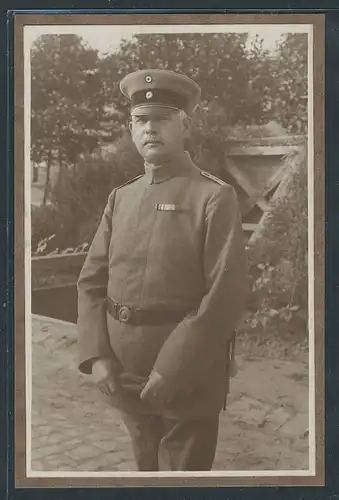 Fotografie 1.WK, Deutscher Hauptmann in Uniform mit Bandschnalle