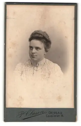Fotografie P. Clasen, Dessau, Portrait Frau mit zeitgenöss. Frisur
