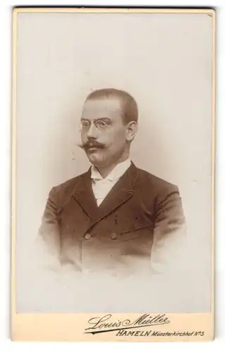 Fotografie Louis Müller, Hameln, Portrait Herr mit Zwicker und Oberlippenbart