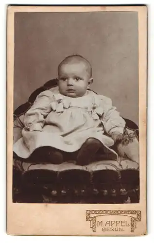 Fotografie M. Appel, Berlin, Portrait Säugling in Kleidchen