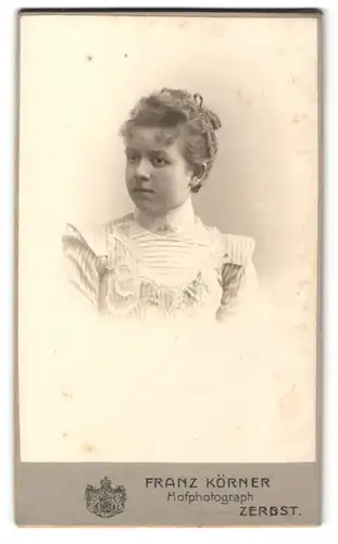 Fotografie Franz Körner, Zerbst, Portrait Fräulein mit zusammengebundenem Haar