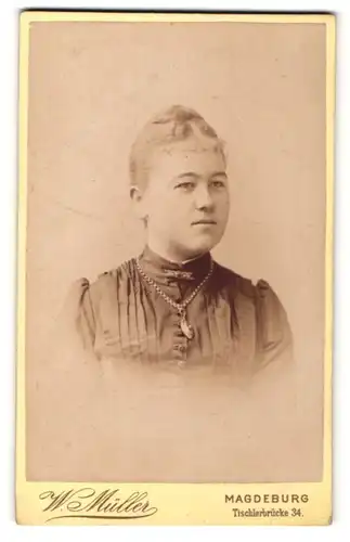Fotografie W. Müller, Magdeburg, Portrait junge Frau mit zusammengebundenem Haar