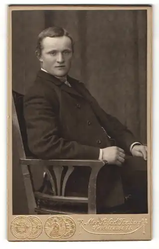 Fotografie Max Seifert, Freiberg i/S, Portrait junger Herr in Anzug