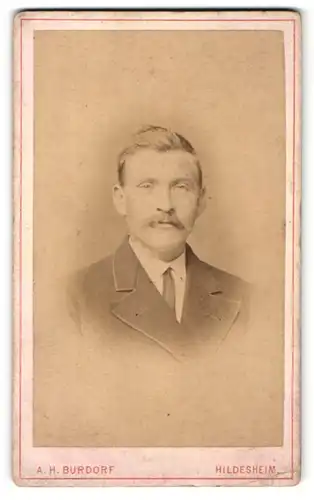 Fotografie A. H. Burdorf, Hildesheim, Portrait Herr mit Oberlippenbart