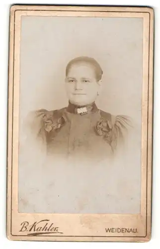 Fotografie B. Kahler, Weidenau, Portrait junge Frau mit zusammengebundenem Haar