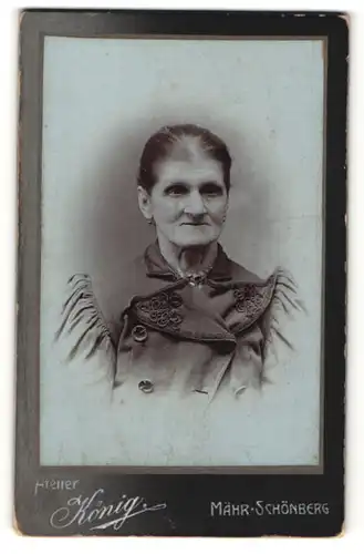 Fotografie Atelier König, Mähr-Schönberg, Portrait Greisin mit zusammengebundenem Haar